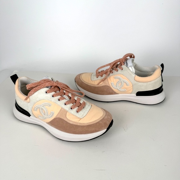 CHANEL CC Interlocking Multicolor Logo Light Beige, Gray 22P Sneakers - Picture 4 of 11